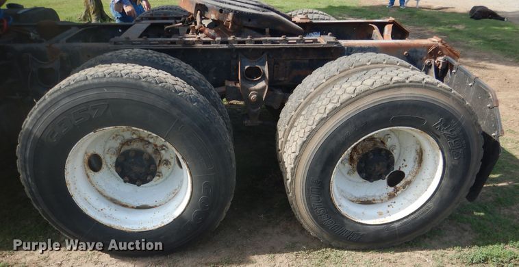 image for item DE3994 1988 International F2275 semi truck