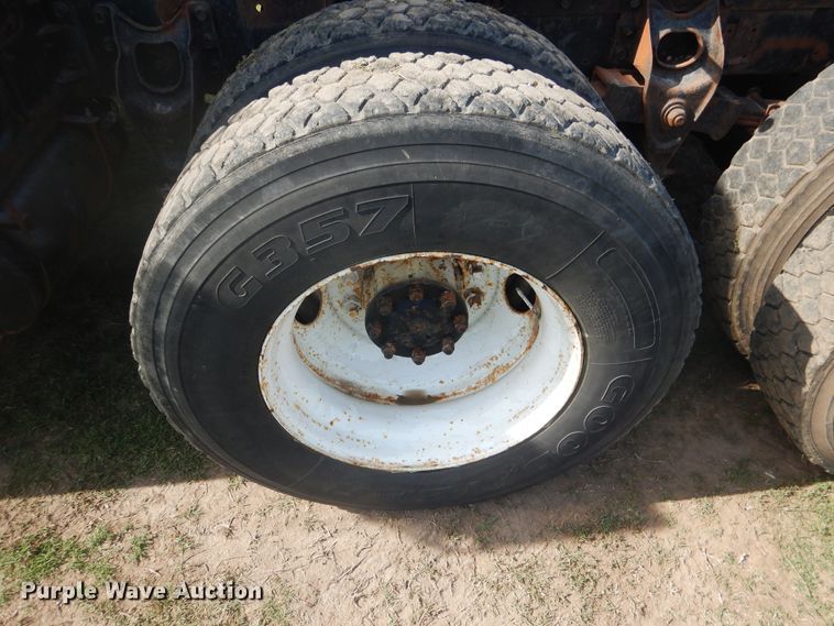 image for item DE3994 1988 International F2275 semi truck