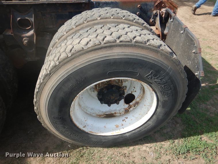 image for item DE3994 1988 International F2275 semi truck