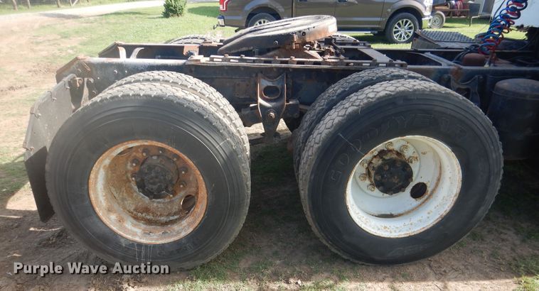 image for item DE3994 1988 International F2275 semi truck