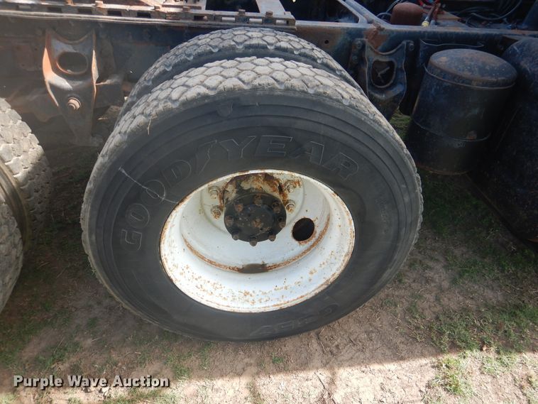 image for item DE3994 1988 International F2275 semi truck