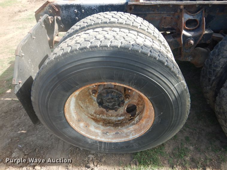 image for item DE3994 1988 International F2275 semi truck