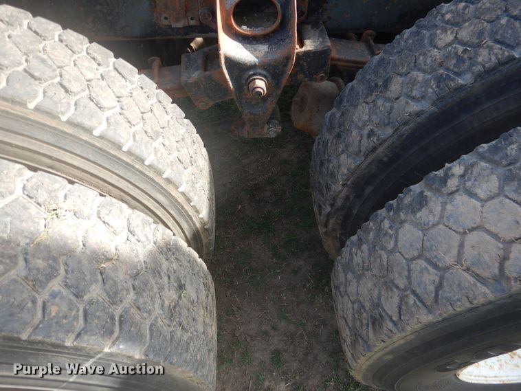 image for item DE3994 1988 International F2275 semi truck