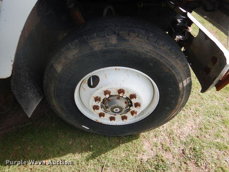 image for item DE3994 1988 International F2275 semi truck