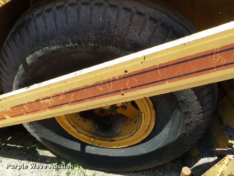 image for item DE7883 1993 Blaw Knox PF200B paver