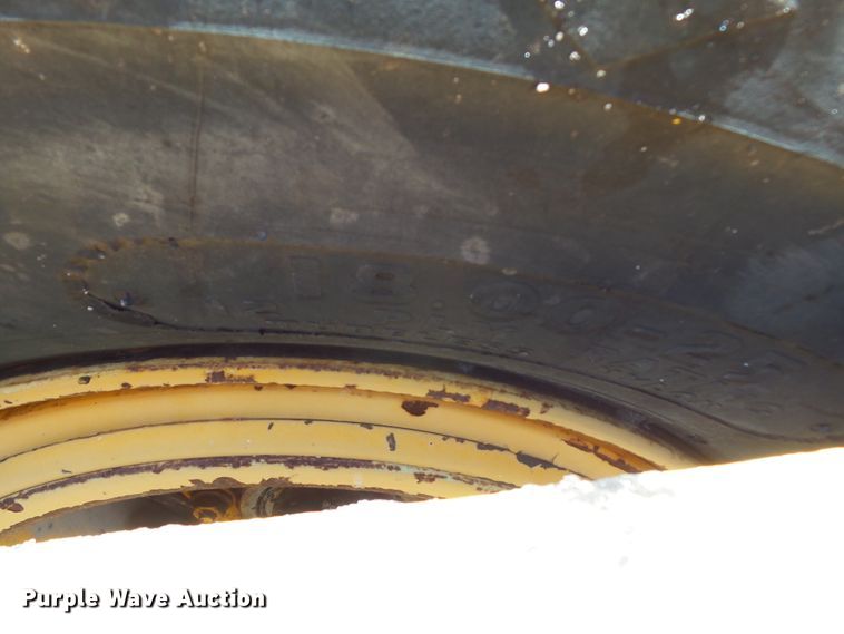 image for item DE7883 1993 Blaw Knox PF200B paver