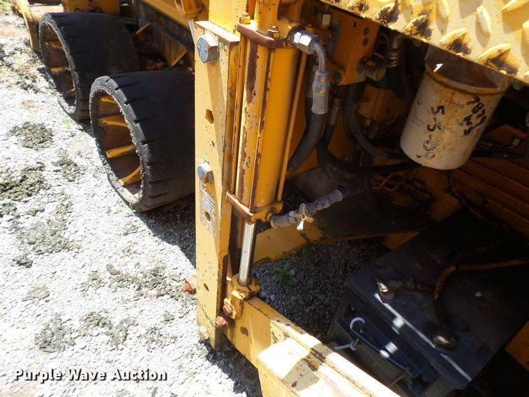 image for item DE7883 1993 Blaw Knox PF200B paver