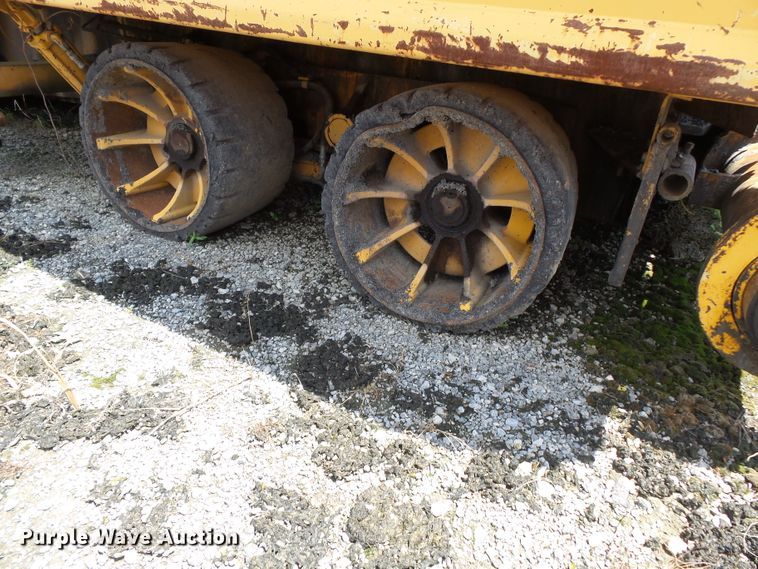 image for item DE7883 1993 Blaw Knox PF200B paver