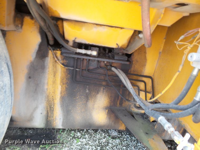 image for item DE7883 1993 Blaw Knox PF200B paver