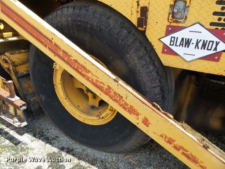 image for item DE7883 1993 Blaw Knox PF200B paver