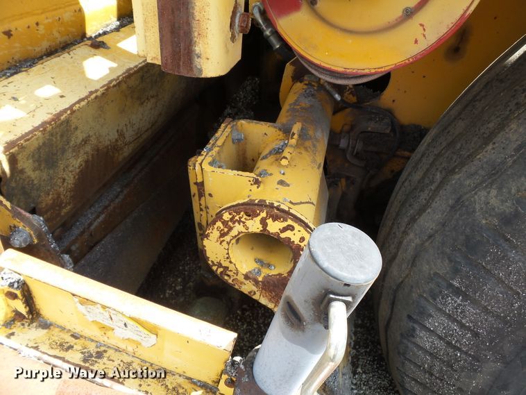 image for item DE7883 1993 Blaw Knox PF200B paver