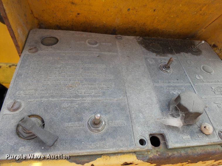 image for item DE7883 1993 Blaw Knox PF200B paver