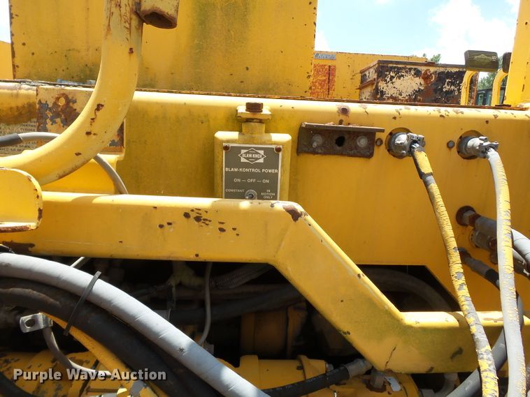 image for item DE7883 1993 Blaw Knox PF200B paver