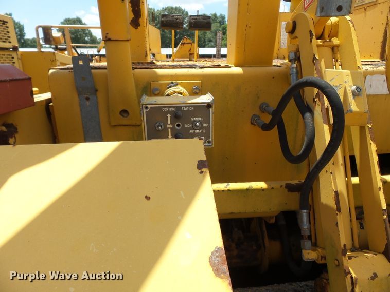 image for item DE7883 1993 Blaw Knox PF200B paver