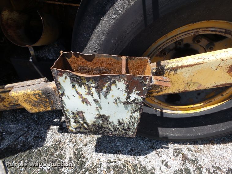 image for item DE7884 1996 Blaw Knox PF171A paver