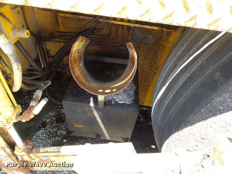 image for item DE7884 1996 Blaw Knox PF171A paver