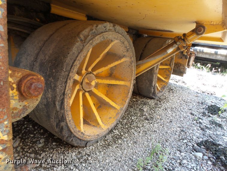 image for item DE7884 1996 Blaw Knox PF171A paver