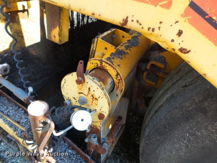 image for item DE7884 1996 Blaw Knox PF171A paver