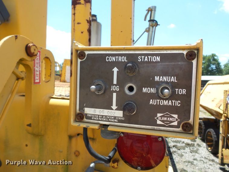 image for item DE7884 1996 Blaw Knox PF171A paver