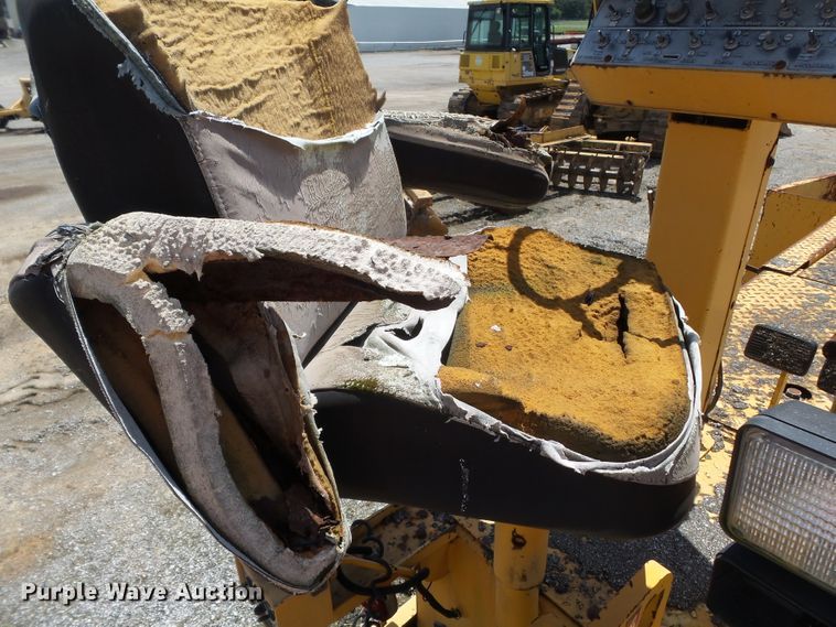 image for item DE7884 1996 Blaw Knox PF171A paver