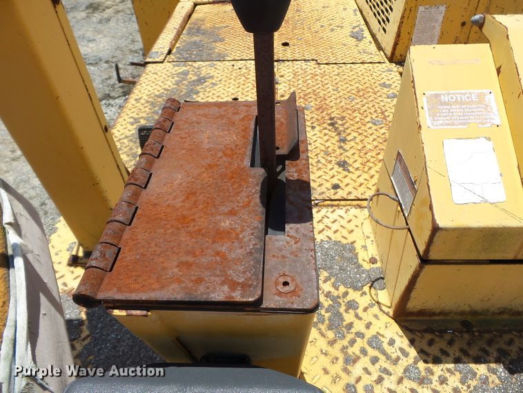 image for item DE7884 1996 Blaw Knox PF171A paver