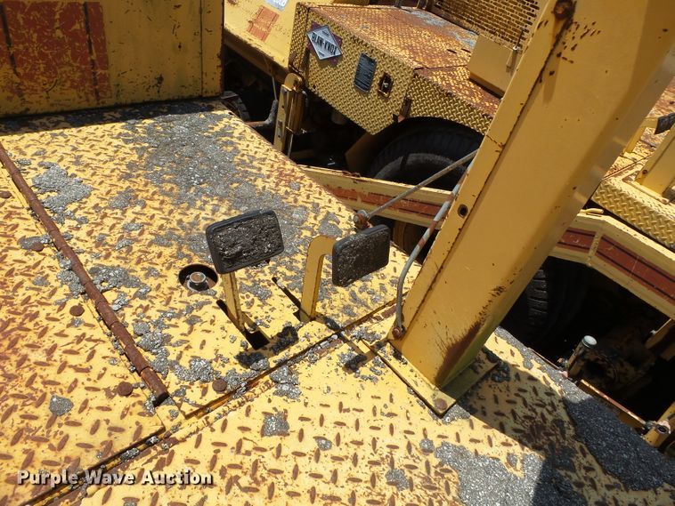 image for item DE7884 1996 Blaw Knox PF171A paver