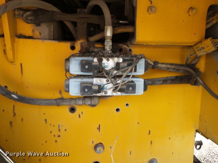 image for item DE7884 1996 Blaw Knox PF171A paver