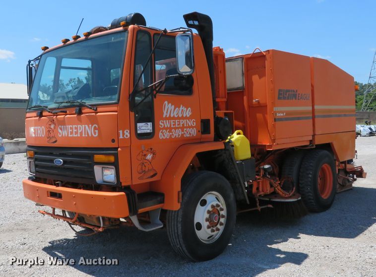 image for item DE8181 1997 Ford CF8000 street sweeper truck