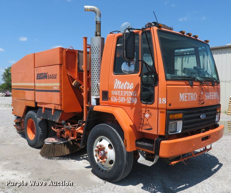 image for item DE8181 1997 Ford CF8000 street sweeper truck