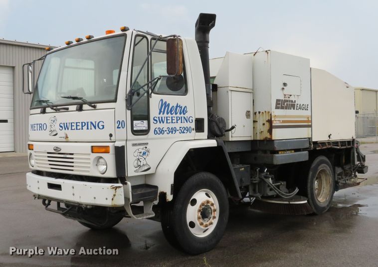 image for item DE8182 2001 Sterling SC8000 street sweeper truck