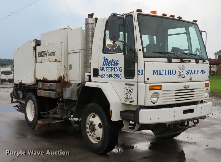 image for item DE8182 2001 Sterling SC8000 street sweeper truck