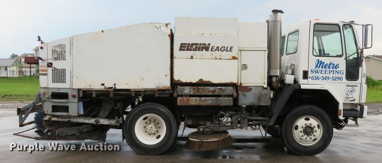 image for item DE8182 2001 Sterling SC8000 street sweeper truck