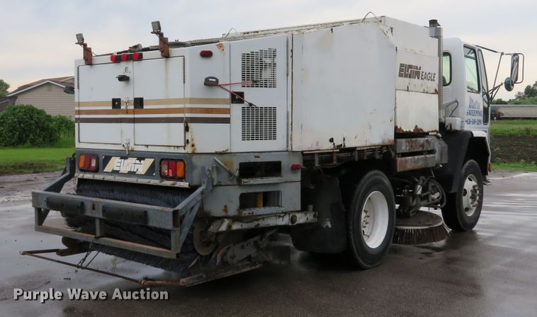 image for item DE8182 2001 Sterling SC8000 street sweeper truck