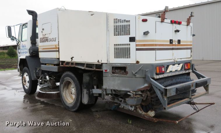 image for item DE8182 2001 Sterling SC8000 street sweeper truck