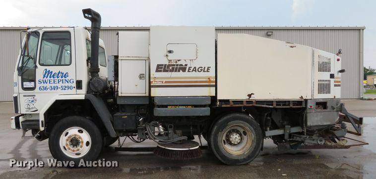 image for item DE8182 2001 Sterling SC8000 street sweeper truck