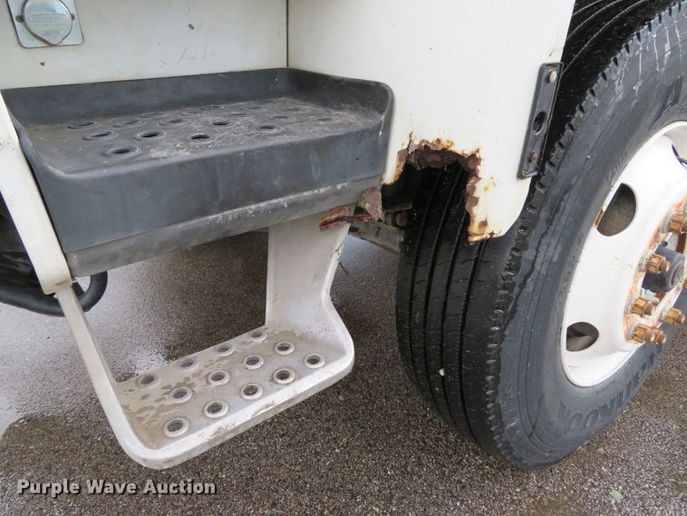 image for item DE8182 2001 Sterling SC8000 street sweeper truck