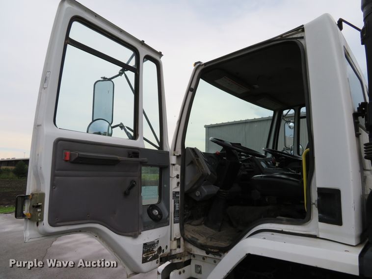 image for item DE8182 2001 Sterling SC8000 street sweeper truck