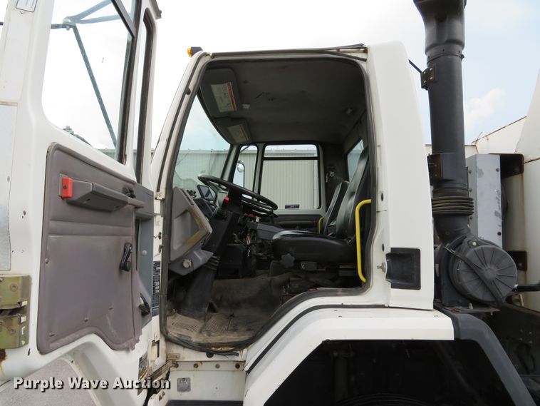 image for item DE8182 2001 Sterling SC8000 street sweeper truck