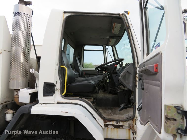 image for item DE8182 2001 Sterling SC8000 street sweeper truck
