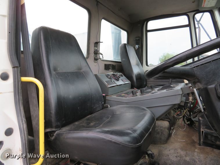 image for item DE8182 2001 Sterling SC8000 street sweeper truck