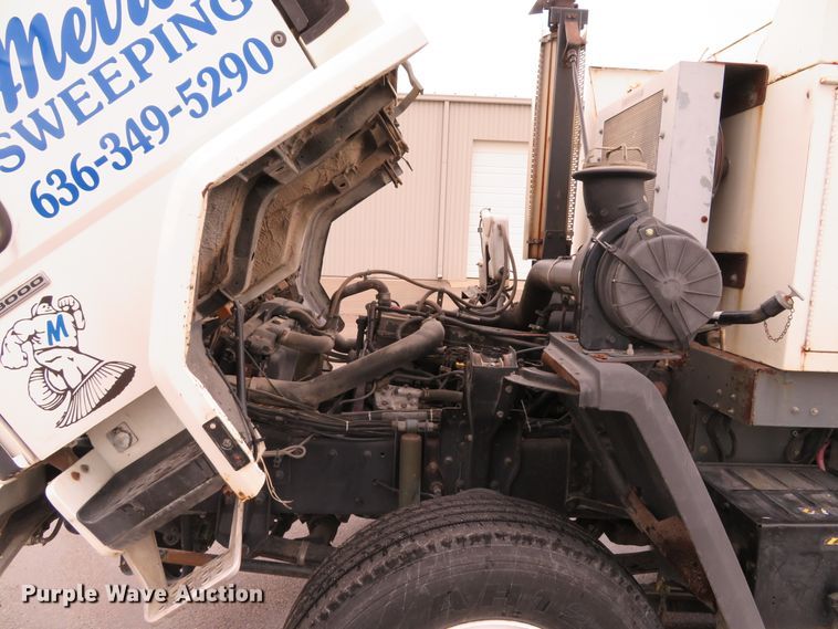 image for item DE8182 2001 Sterling SC8000 street sweeper truck