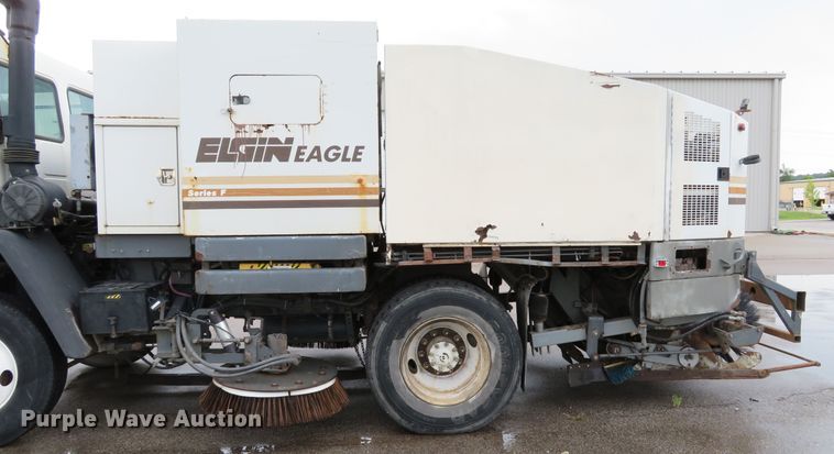 image for item DE8182 2001 Sterling SC8000 street sweeper truck