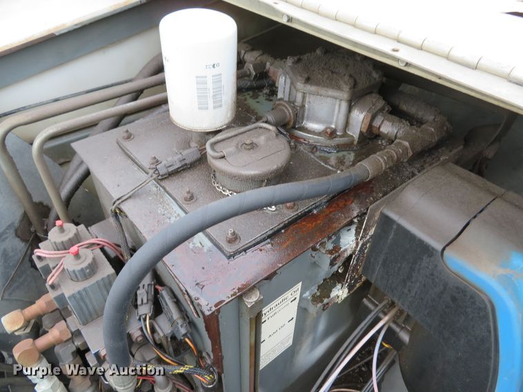 image for item DE8182 2001 Sterling SC8000 street sweeper truck