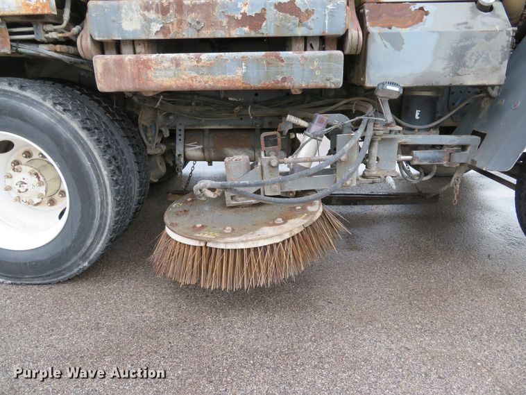 image for item DE8182 2001 Sterling SC8000 street sweeper truck