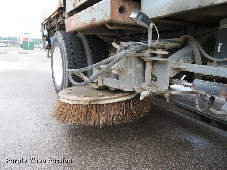 image for item DE8182 2001 Sterling SC8000 street sweeper truck