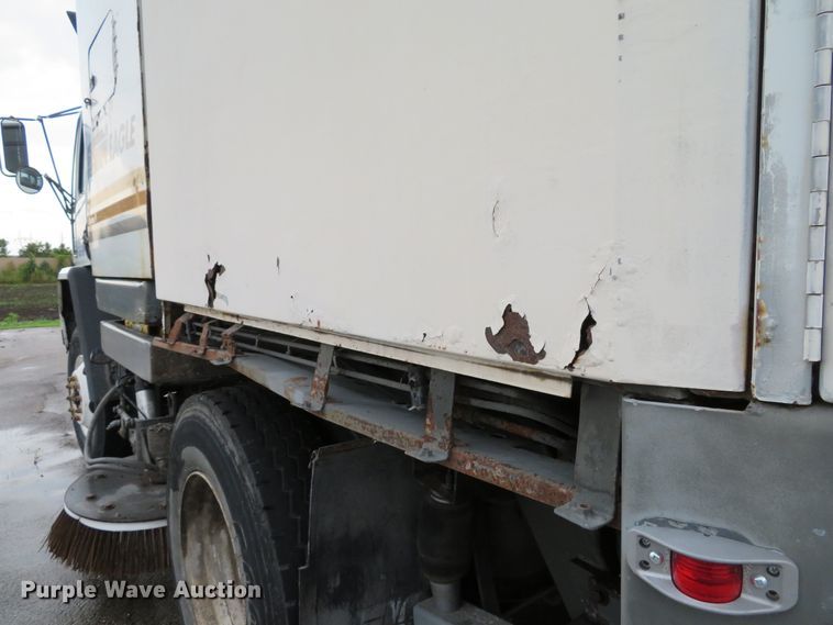 image for item DE8182 2001 Sterling SC8000 street sweeper truck