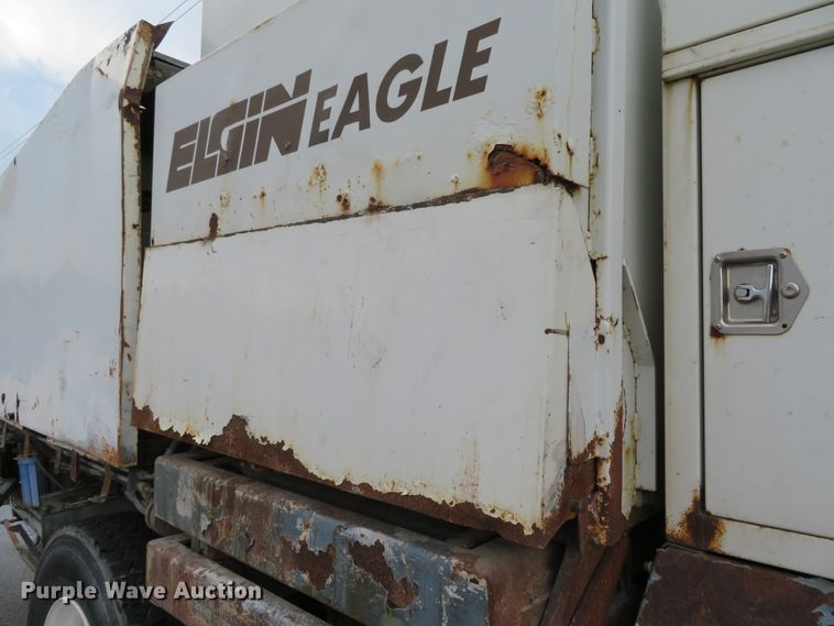 image for item DE8182 2001 Sterling SC8000 street sweeper truck