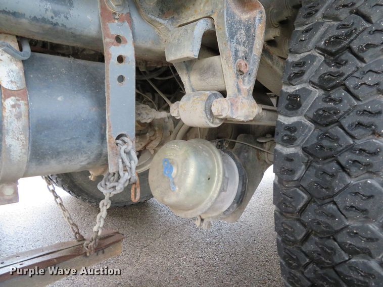 image for item DE8182 2001 Sterling SC8000 street sweeper truck