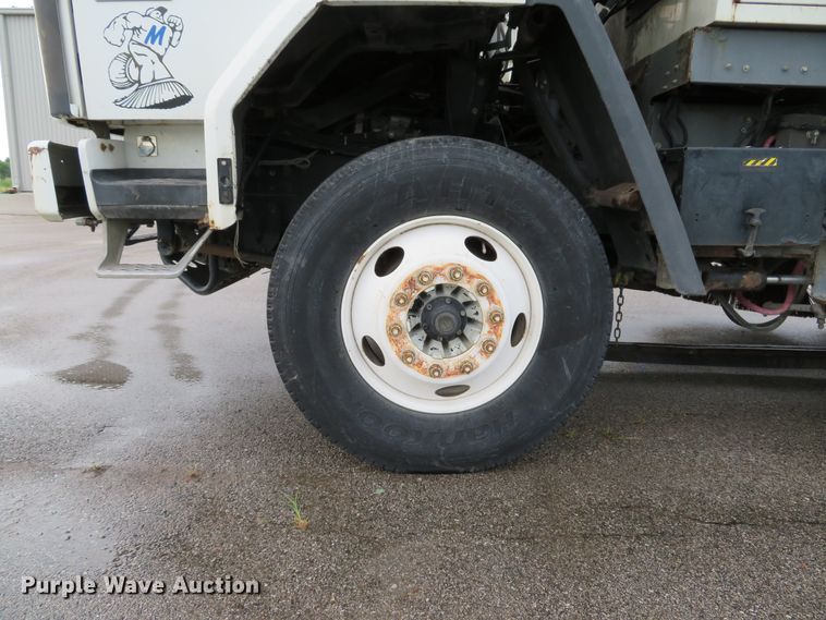 image for item DE8182 2001 Sterling SC8000 street sweeper truck
