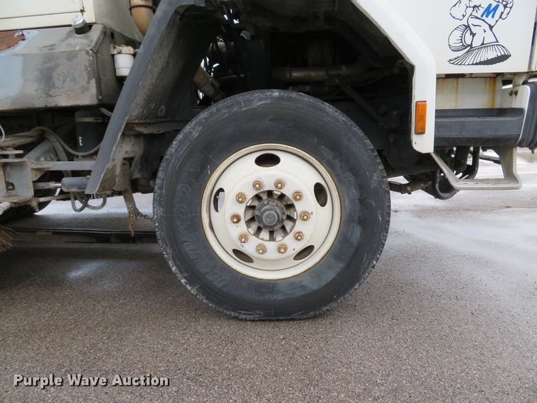 image for item DE8182 2001 Sterling SC8000 street sweeper truck